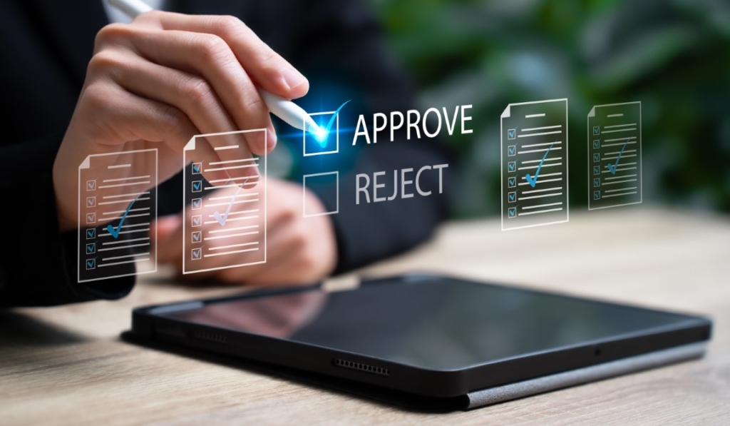 Weiterbildung Qualitätsmanagement: Schmuckbild zeigt ein modernes schwebendes Interface über einem Tablet.