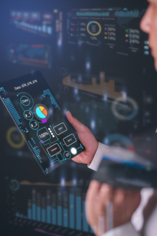 Beispielbild für einen Teilnehmerbericht zur Weiterbildung Datenanalyse. Ein Mann hält ein Tablet mit Grafiken hoch.