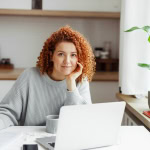 Fernstudierende sitzt im Home Office