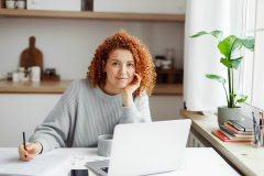 Fernstudierende sitzt im Home Office